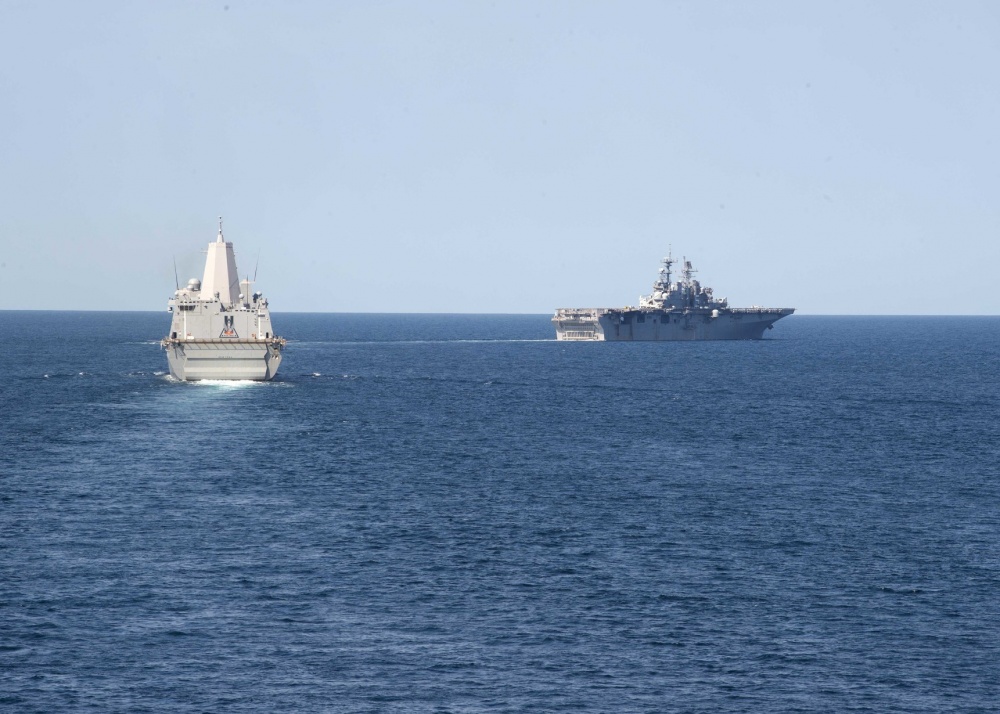 
此次训练涉及了多个项目，包括气垫登陆艇（LCAC）的释放与回收、海上补给、近防导弹发射、重机枪射击以及舰载直升机起降等。