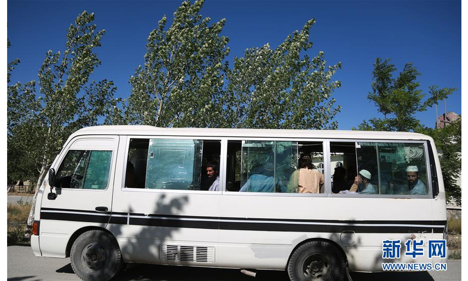 5月26日，被释放的塔利班在押人员乘车离开位于阿富汗东部帕尔万省的巴格拉姆监狱。新华社发（拉赫马图拉·阿里扎达摄）