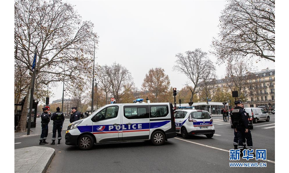 12月5日，警察在法国巴黎街头警戒。 法国5日爆发全国范围内的罢工游行，导致交通几乎全面瘫痪。部分暴力示威者与警方发生冲突，警方宣布逮捕上百人。 新华社发（奥雷利安·莫里萨尔摄）