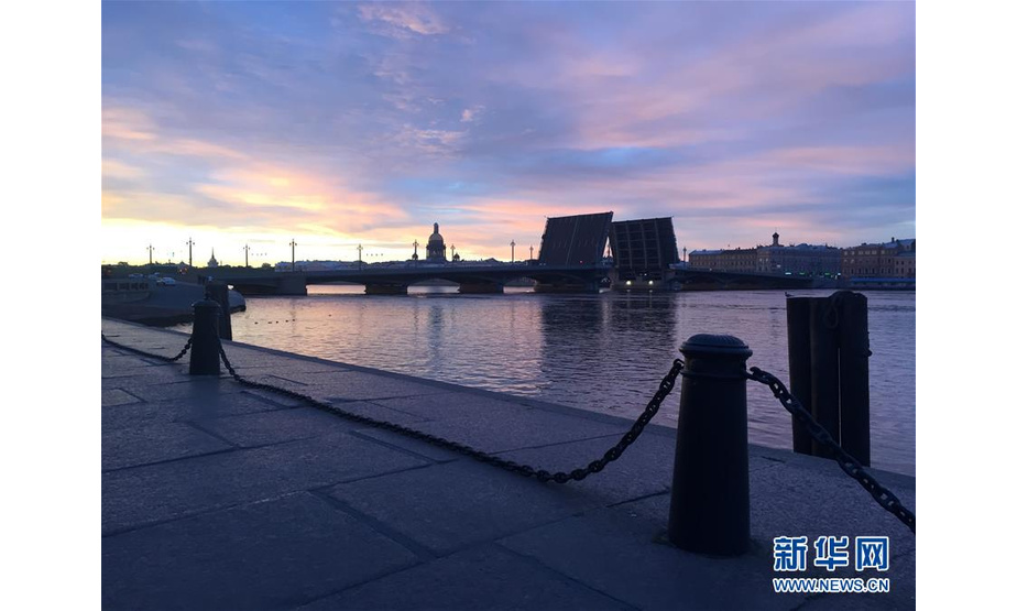 圣彼得堡是俄罗斯第二大城市，位于波罗的海芬兰湾东端的涅瓦河三角州。整座城市由40多个岛屿组成，市内水道纵横，700多座桥梁把各个岛屿连接起来，素有“北方威尼斯”之称。这是2017年8月4日在俄罗斯圣彼得堡拍摄的开桥景象。新华社记者 鲁金博 摄
