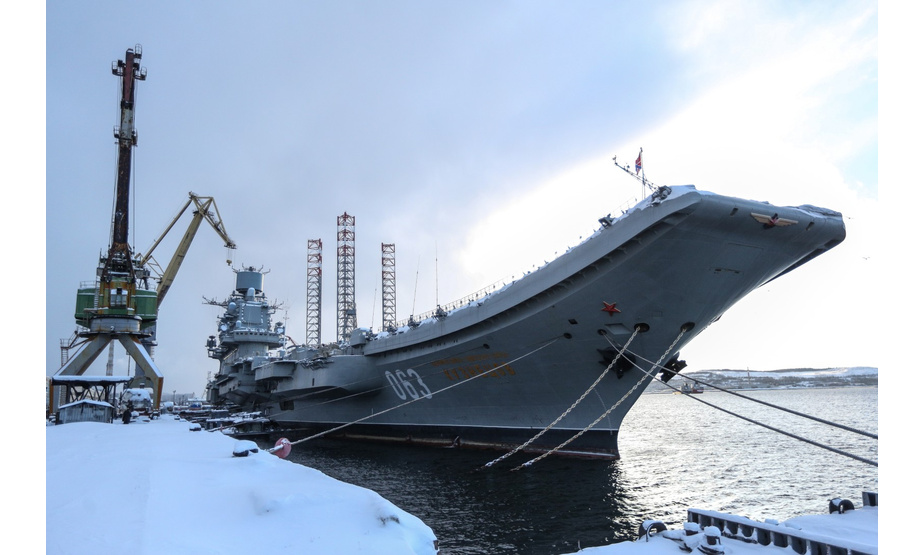 在2018年底，国外社交媒体上曾出现了俄罗斯唯一的库兹涅佐夫号航母的影像。该航母此前在维修途中，用来搭载该舰的半潜船发生事故沉没，其半潜船上的塔吊砸在该航母的甲板上，把甲板砸出一个大洞。随后该航母被运往摩尔曼斯克星造船厂的船舶修理中心泊位上进行维修。
