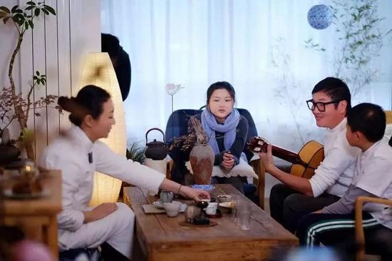 孙楠女儿学女德 媒体:像卖小罐茶一样卖国学课