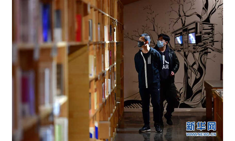3月15日，读者在太原市岛上书店挑选书籍。 近日，山西省太原市的实体书店逐渐恢复营业。 新华社记者 曹阳 摄