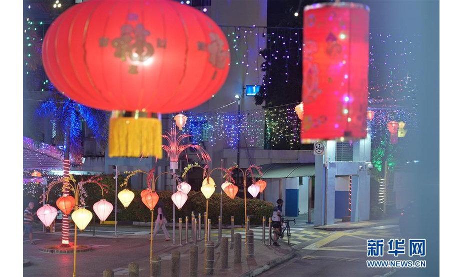 　　1月18日，庆祝农历新年的灯饰在新加坡红山组屋区亮起。 新华社发 （邓智炜 摄）

