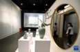 9月26日，参观者在“江南生活美学展”上欣赏江南瓷器。
