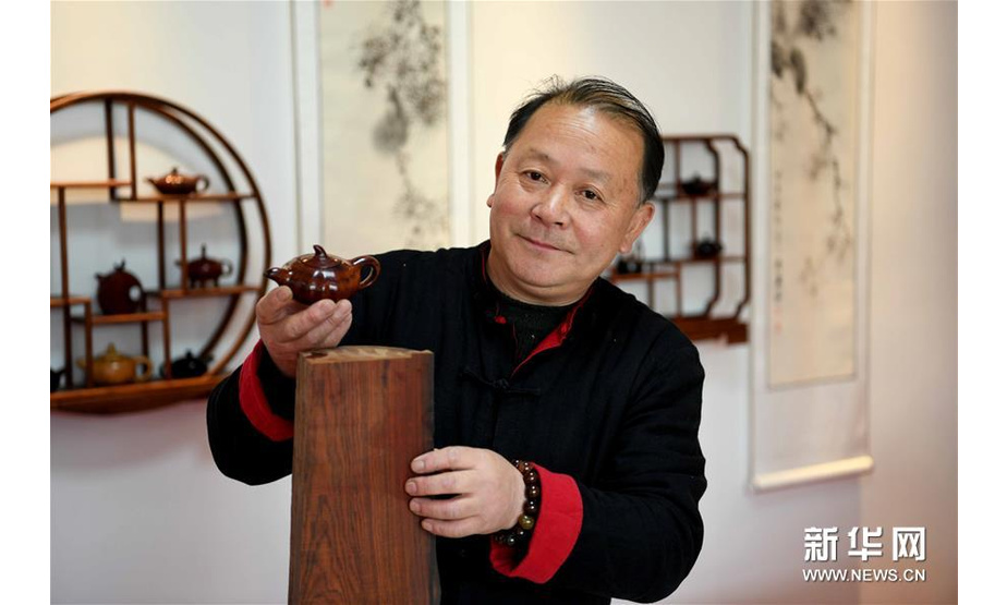4月12日，桂雪在工作室内展示一把木壶及制作原料。新华社记者 刘军喜 摄