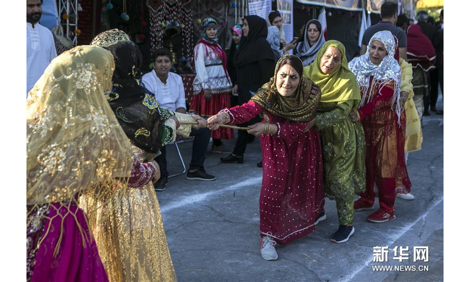 8月17日，在伊朗德黑兰，村民身着传统服饰参加第四届德黑兰传统游牧文化展。 新华社发（艾哈迈德·哈拉比萨斯摄）
