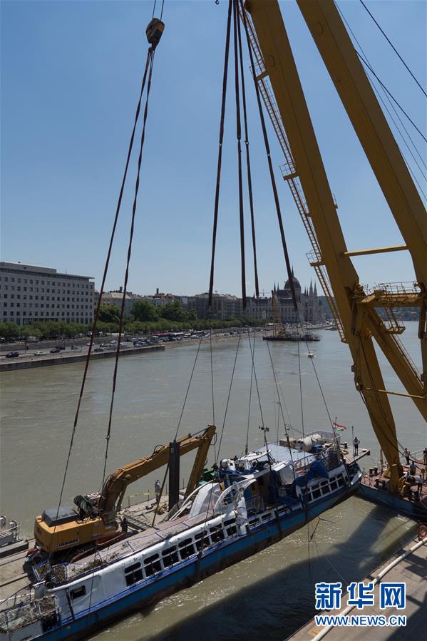 6月11日，在匈牙利布达佩斯，失事游船被打捞。 匈牙利警方当日打捞起失事游船，发现4具遗体。“美人鱼”号游船5月29日在匈牙利首都布达佩斯市中心多瑙河与另一艘游船相撞并沉没，当时载有33名韩国乘客和2名匈牙利船员，只有7名韩国人获救。 新华社发（弗尔季·奥蒂洛 摄）