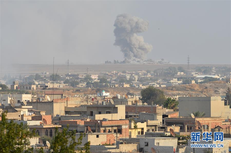 这是10月9日在土耳其边境的杰伊兰珀纳尔附近拍摄的遭到土军炮击的叙利亚拉斯艾因市。新华社发（穆斯塔法·卡亚摄）