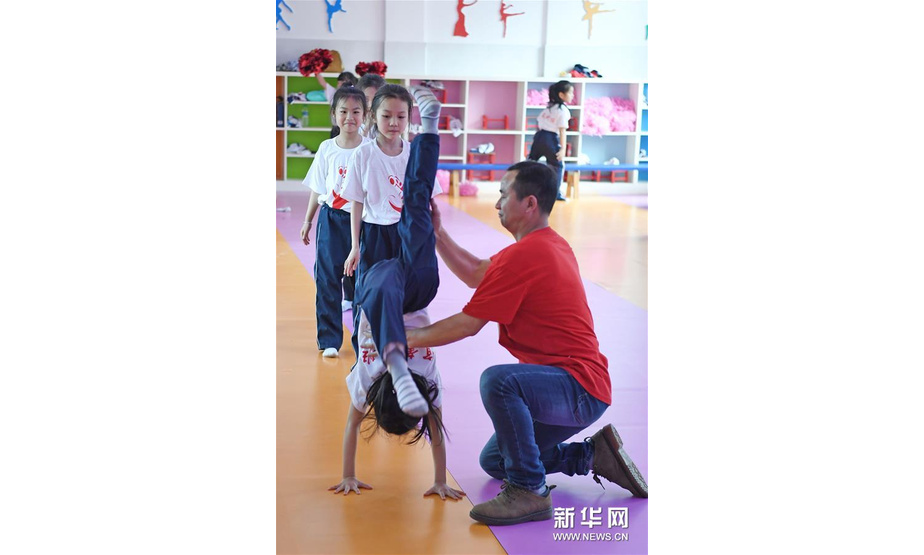 4月24日，宜黄县水北新区小学学生在老师（右一）指导下练习宜黄戏基本功。新华社记者 万象 摄