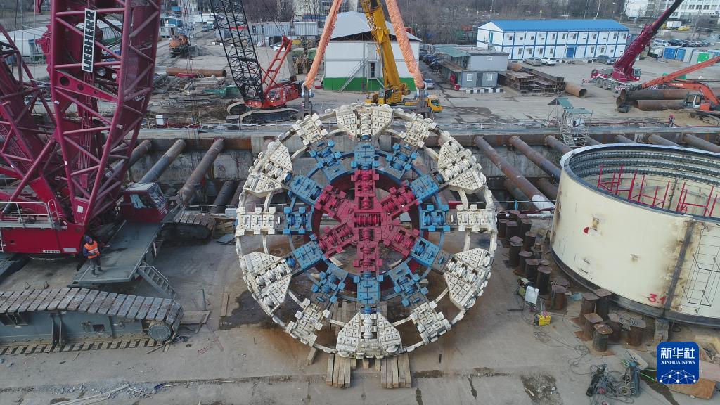 在俄罗斯首都莫斯科，“胜利号”盾构机的刀盘在吊装中（2020年3月23日摄）。

　　12月7日，由中国铁建承建的莫斯科地铁第三换乘环线西南段投入运行。俄罗斯总统普京以视频连线形式出席通车仪式并宣布正式开通。2017年1月，中国铁建中标莫斯科地铁第三换乘环线西南段项目，标段全长5.4公里，包含阿明耶沃站、米丘林大街站、韦尔纳茨基大街站3个车站和9条盾构隧道建设任务，这也是俄罗斯首次在地铁施工领域引进中国企业。走进米丘林大街地铁站，红色立柱、团寿纹、祥云等中国元素随处可见。这里已经成为中俄友谊的新地标，展现出“一带一路”上的跨文化盛景。

　　新华社发