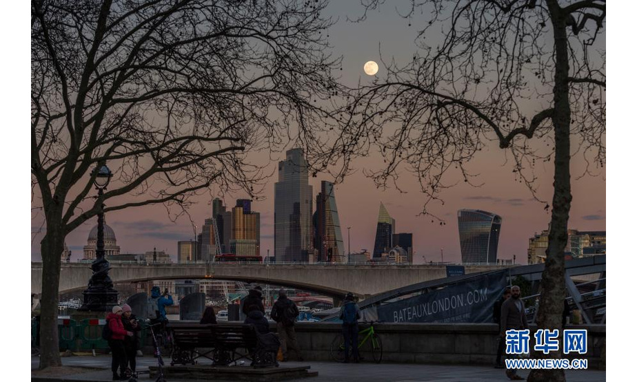 这是2月26日在英国伦敦拍摄的金融城上空的圆月。

　　新华社发（史蒂芬·程摄）