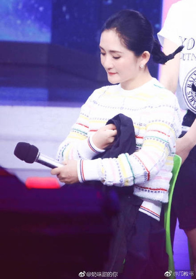 辣妈谢娜产后复出路透图曝光 脸庞圆润四肢仍