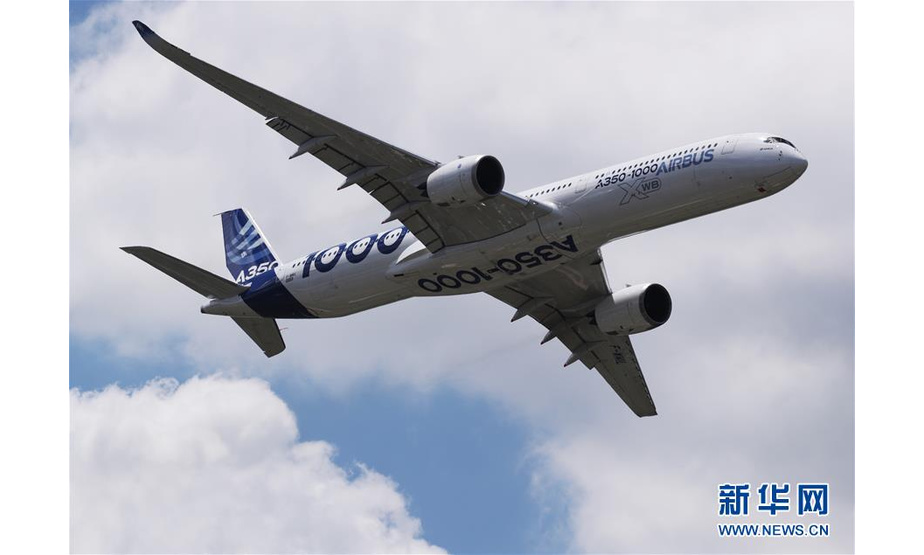 6月17日，在法国巴黎举行的第53届巴黎航展上，一架空客A350-1000飞机在进行飞行表演。新华社记者高静摄