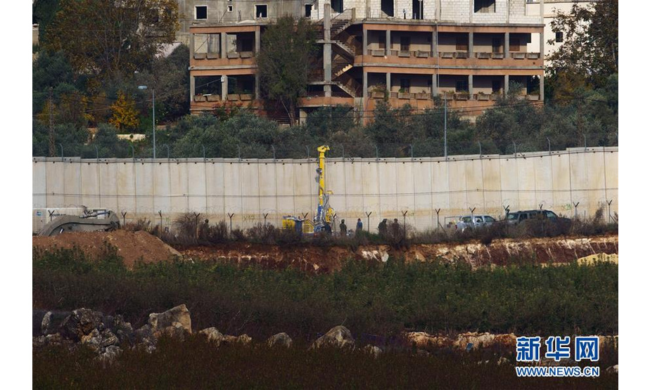 　12月4日，挖掘机在以色列梅图拉靠近黎巴嫩边境处作业。 新华社/基尼图片社