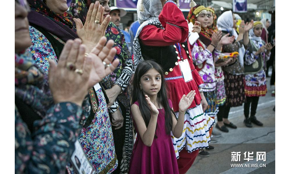 8月17日，在伊朗德黑兰，人们在第四届德黑兰传统游牧文化展上观看表演。 新华社发（艾哈迈德·哈拉比萨斯摄）