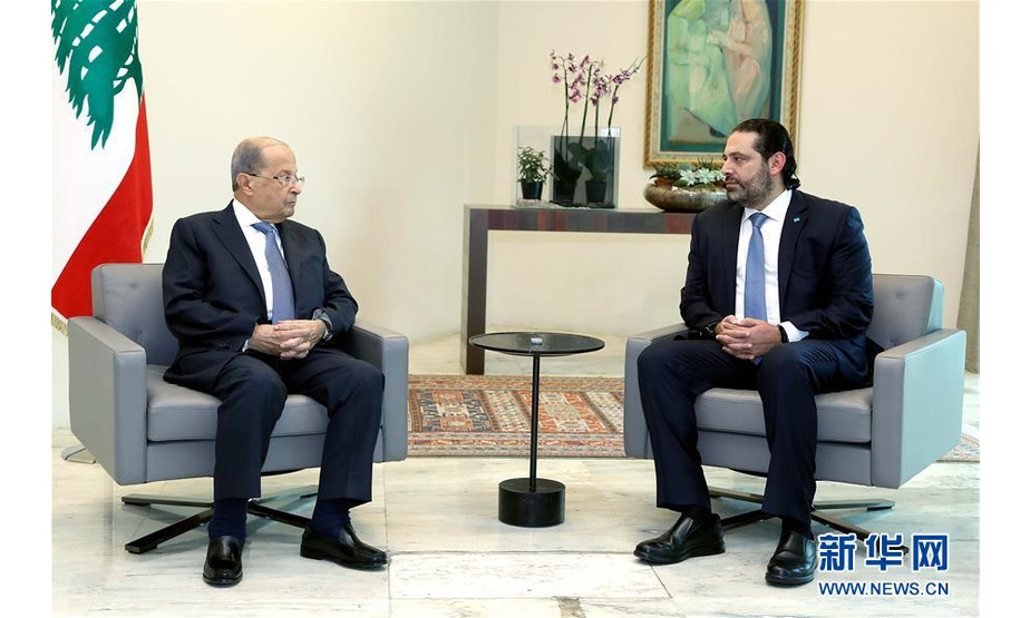 10月21日，在黎巴嫩贝鲁特，黎巴嫩总统奥恩（左）和总理萨阿德·哈里里在内阁会议前交谈。 黎巴嫩内阁21日召开会议，讨论总理萨阿德·哈里里提出的经济改革方案以及2020年财政预算案。哈里里在会后举行的记者会上宣布，内阁已就改革方案和2020年财政预算案达成一致。 新华社发（黎巴嫩官方摄影机构达拉提和努赫拉供图）