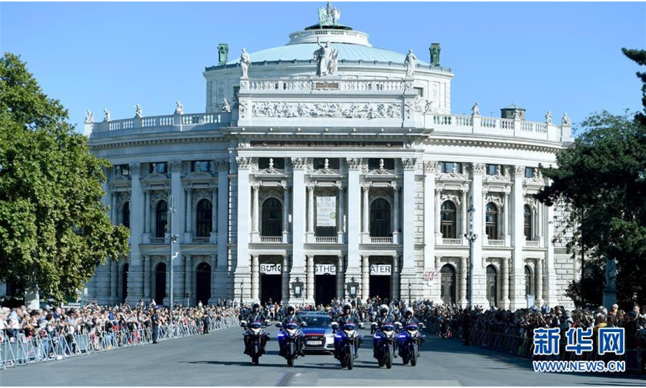9月21日，在奥地利维也纳，警察摩托车队参加维也纳警察成立150周年纪念巡游。 当日，维也纳警察成立150周年纪念巡游活动在维也纳举行，维也纳警察各部门悉数亮相，吸引大批民众观看。 新华社记者 郭晨 摄