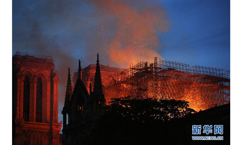 4月15日，在法国巴黎，巴黎圣母院燃起大火。 位于法国首都的巴黎圣母院15日傍晚发生大火，造成巴黎圣母院塔尖倒塌，建筑损毁严重。目前尚无人员伤亡的报告。 新华社记者 高静 摄