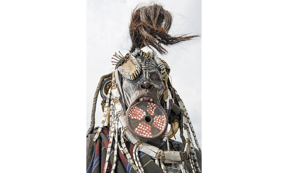 摄影师戴尔•莫里斯（Dale Morris）多次造访埃塞俄比亚南部的这个原始部落，历时八年，用相机记录下其罕见奇特的身体装饰和面部纹饰。