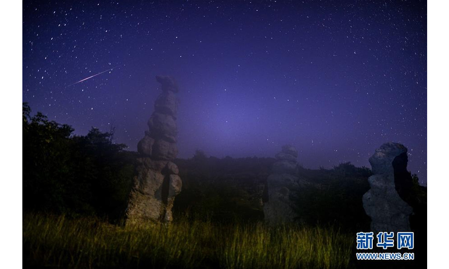 这是8月11日在北马其顿斯科普里附近拍摄的英仙座流星雨（长时间曝光照片）。 新华社发（托米斯拉夫·格奥尔基耶夫摄）
