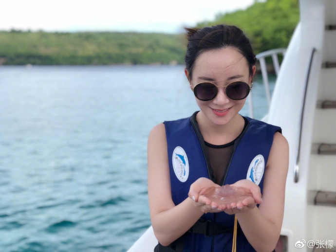 张檬穿比基尼秀泳池美照 透视纱衣身材惹火