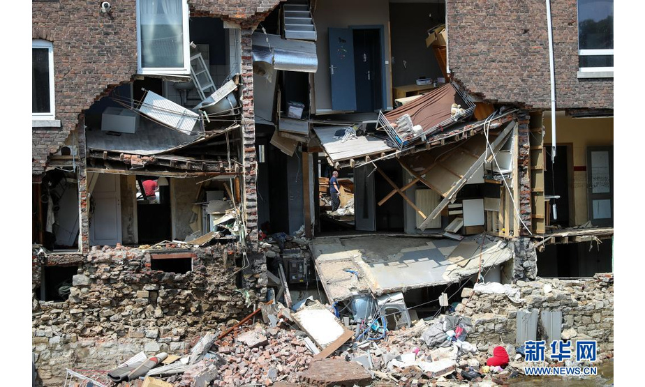 7月20日，居民在比利时受灾严重的佩平斯特查看受损的房屋。

　　比利时危机中心20日证实，上周的暴雨及其引发的特大洪灾已造成31人死亡、70多人失踪，全国100多个市镇受到影响。目前，比利时全国范围内的降雨已停止，洪水也已基本退去，灾后重建工作正在有序展开。

　　新华社记者 张铖 摄