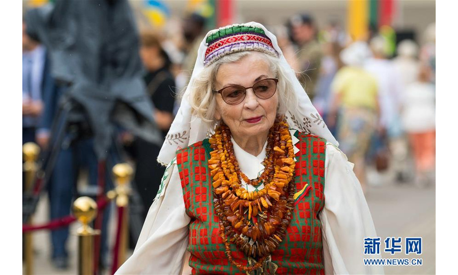 7月6日，在立陶宛维尔纽斯，身着传统服装的妇女参加“建国日”纪念活动。 当天，立陶宛举行活动庆祝“建国日”。 新华社发（阿尔弗雷达斯·普里亚迪斯 摄）
