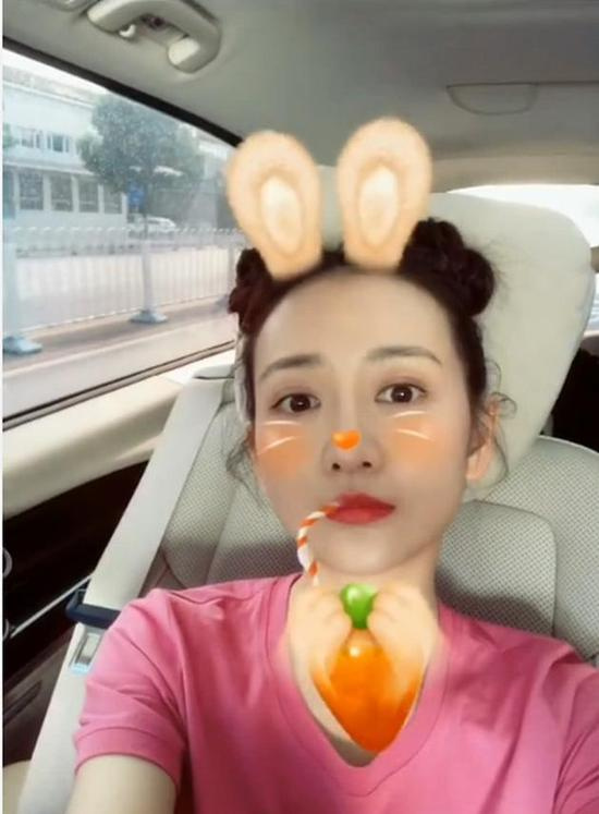 王鸥扎哪吒头轻松减龄 对镜嘟嘴不停俏皮似少