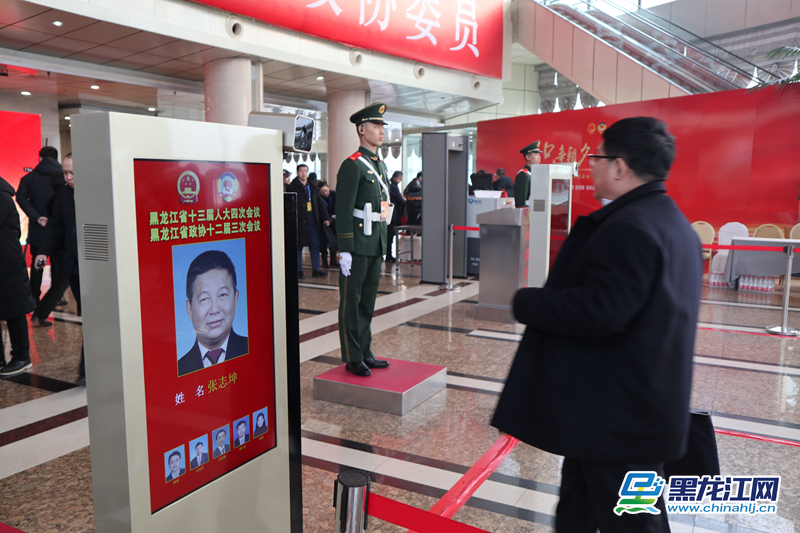 省政协委员们陆续进入会场。（记者 王铁男摄）