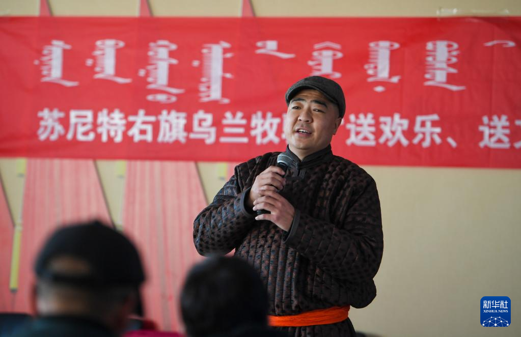 11月24日，在锡林郭勒盟苏尼特右旗赛汉塔拉镇巴彦高毕嘎查活动室，苏尼特右旗乌兰牧骑队员在为牧民表演文艺节目。新华社记者 彭源 摄