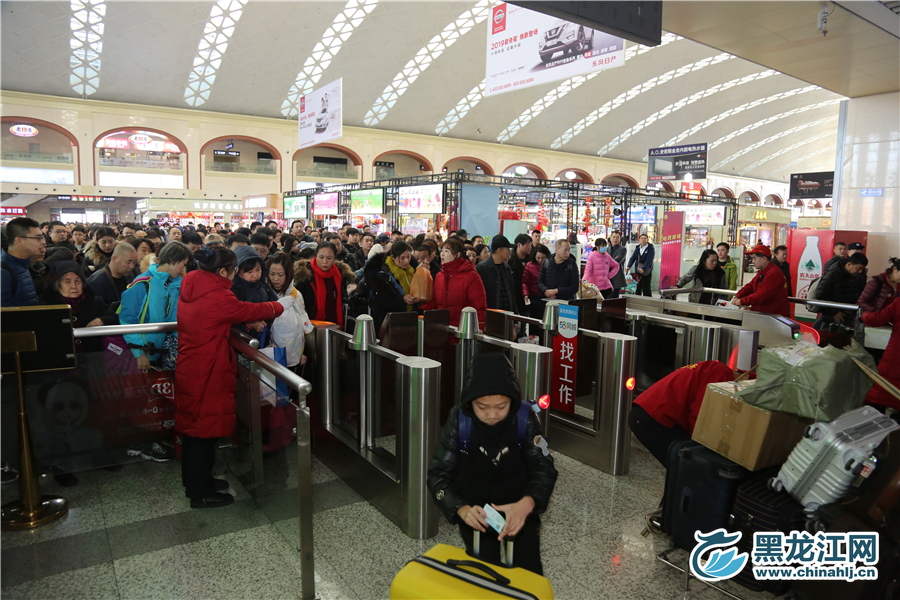 等待检票的乘客们。   石启立 摄