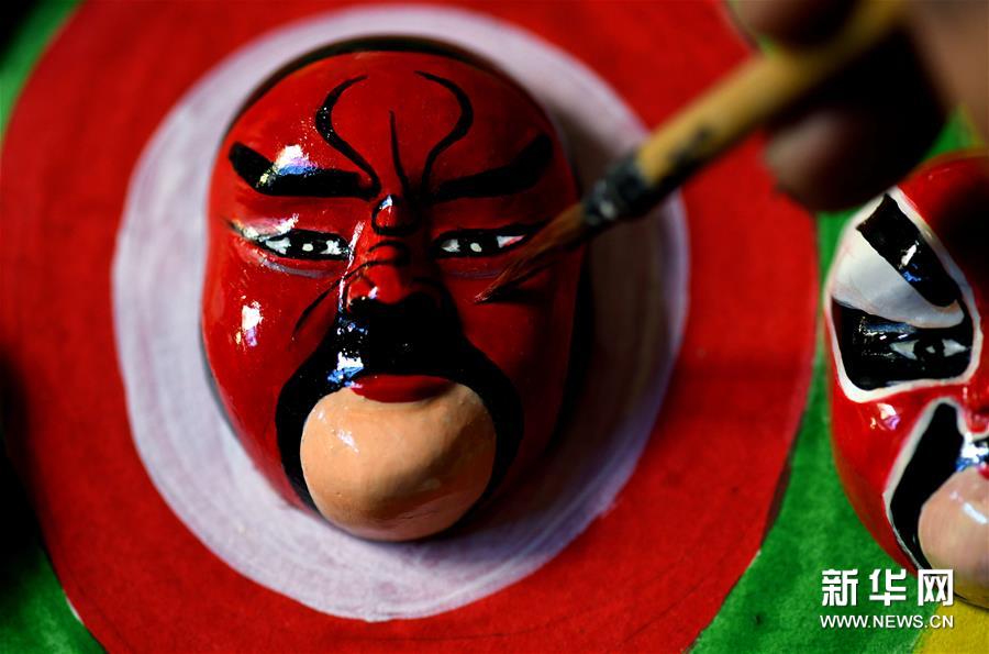 4月12日，张智在家中制作脸谱。 新华社发（陈其保 摄）