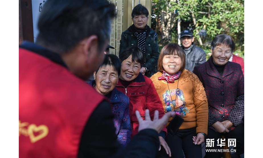 11月20日，塘栖镇丁河村的村民们在听故事员讲故事。新华社记者 徐昱 摄