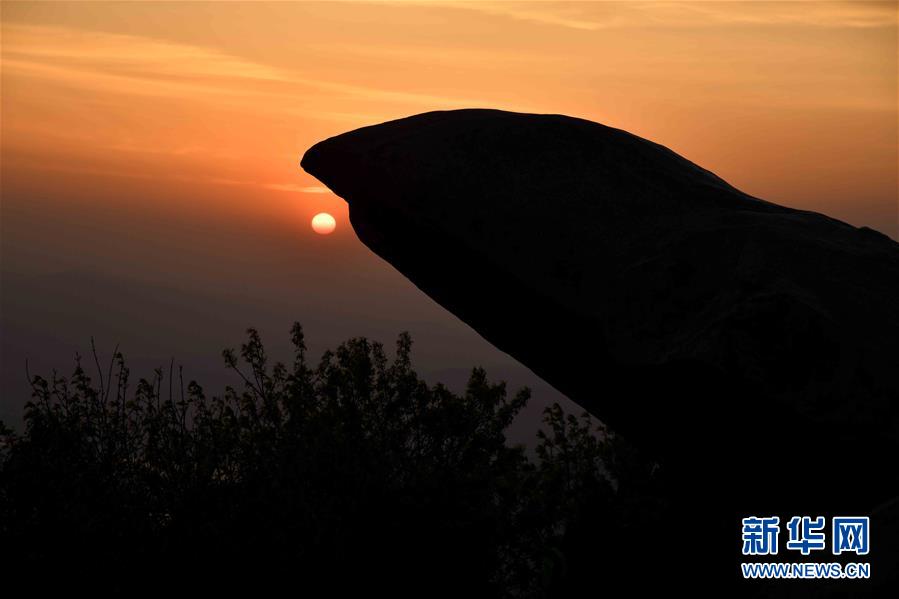 这是5月21日拍摄的泰山日出。 泰山位于中国山东省的中部，主峰玉皇顶海拔1545米。初夏的泰山，风景如画，吸引游客前来参观游览。 新华社记者郭绪雷摄