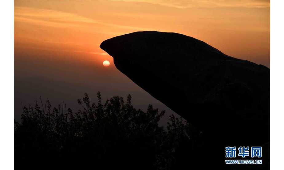 这是5月21日拍摄的泰山日出。 泰山位于中国山东省的中部，主峰玉皇顶海拔1545米。初夏的泰山，风景如画，吸引游客前来参观游览。 新华社记者郭绪雷摄