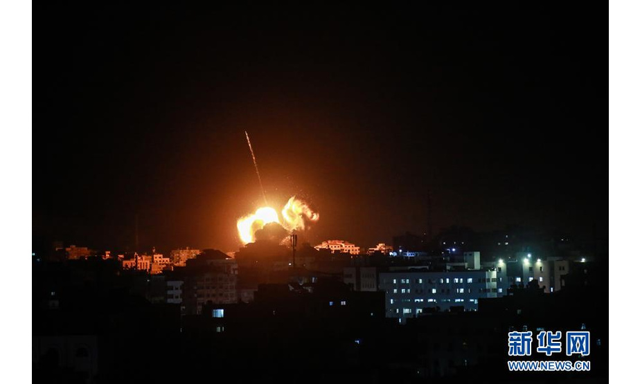 3月25日，加沙城的建筑遭以色列军队空袭后起火。 新华社发