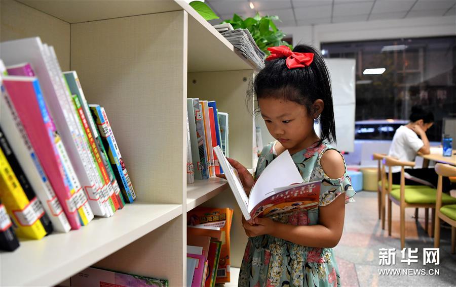 读者在陕西岚皋县图书馆城关镇分馆内阅读（7月29日摄）。新华社记者刘潇摄
