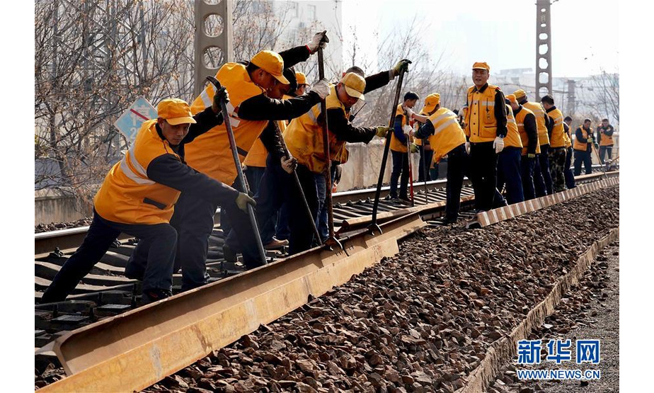 2月5日，中国铁路郑州局集团有限公司郑州桥工段的职工在移除旧轨。 