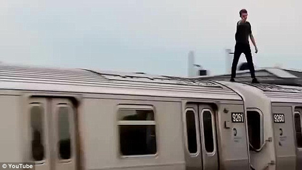 吓人!三男子不顾生命安全纽约地铁车顶肆意奔