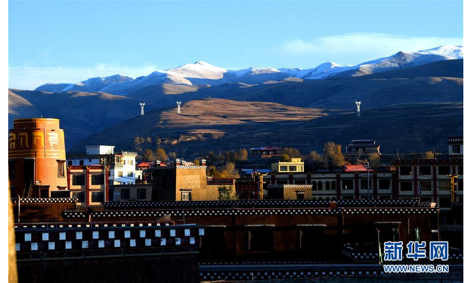 川藏线四川甘孜县境内的雪山和民居（11月3日摄）。新华社记者 陈天湖 摄