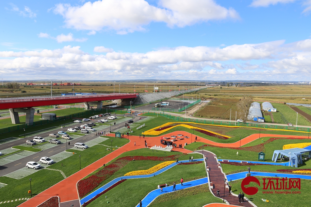 9月20日，“幸福东北”网络宣传活动采访团走进黑河，探访中俄界江黑龙江上首座现代化公路大桥———黑龙江大桥。该桥全长1283米，中方境内6.5公里，俄方境内13.4公里，起点位于中国黑龙江省黑河市长发屯，终点位于俄罗斯阿穆尔州布拉戈维申斯克市卡尼库尔干村。该桥于2016年12月24日开始建设，2019年5月31日完成合龙，由中俄两国合作修建。该项目是黑龙江省深入对接国家“一带一路”倡议，积极参与“中蒙俄经济走廊”建设，落实“打造一个窗口、建设四个区”的发展定位，加快“三桥一岛”建设，健全对俄互联互通，加快形成以对俄合作为重点的全方位对外开放新格局的重要跨境基础设施。据专家测算，大桥运营之初，预测客运量达140万人次，货运量可达300万吨。远期预测客货运量分别为300万人次和620万吨。（环球网 王心怡）