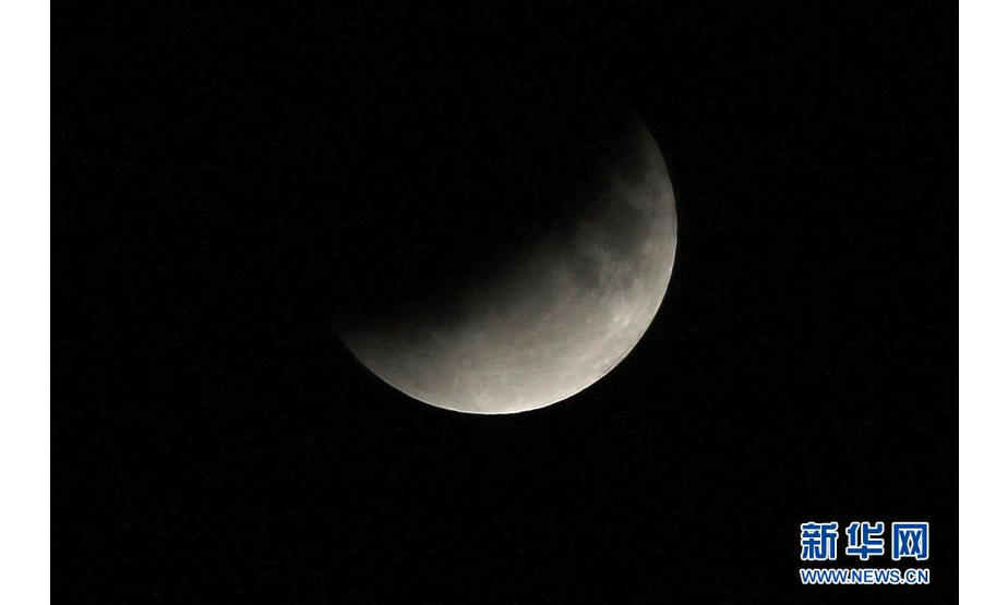 这是7月17日在约旦安曼拍摄的月偏食。 新华社发（穆罕默德·阿布·高希 摄）