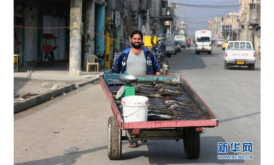 这是12月4日在伊拉克摩苏尔老城拍摄的一名卖鱼男子。 新华社发（哈利勒·达伍德摄）