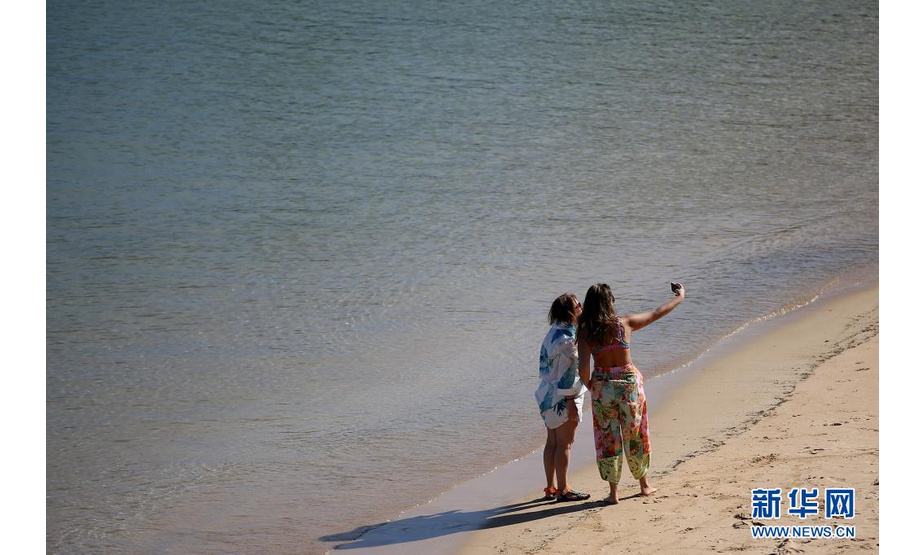 5月19日，游客在葡萄牙卡斯凯什的海滩上休闲。新华社发（佩德罗·菲乌萨摄）
