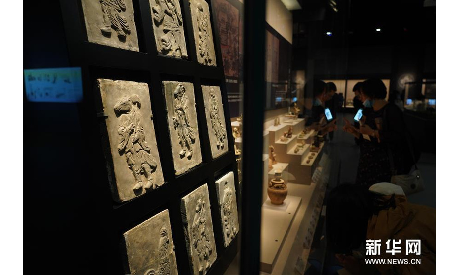 9月27日，观众在江西省博物馆新馆内参观。 新华社记者 周密 摄