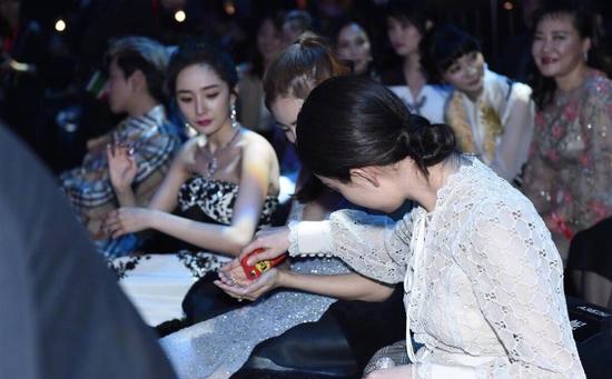 杨幂刘诗诗同座比美 倪妮分糖杨幂主动伸手:也