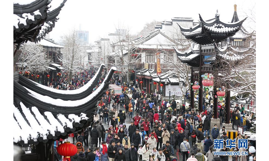 2月8日，游客在南京夫子庙景区游览。新华社发（王新 摄）