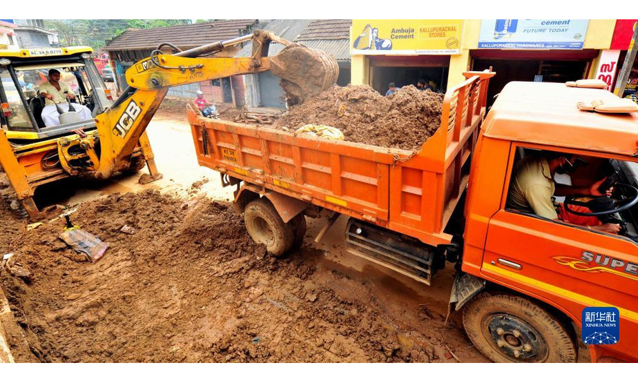 10月20日，在印度喀拉拉邦戈德亚姆，工作人员清理洪水带来的淤泥。

　　印度南部喀拉拉邦近日持续遭暴雨袭击，多地发生洪水和山体滑坡，造成至少27人死亡。

　　新华社发