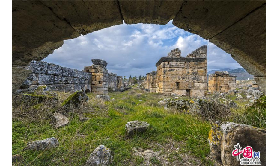 希拉波利斯古城是古希腊城市，位于土耳其西南部，靠近代尼兹利，棉花堡之上，是古希腊的著名圣城，现名为帕穆卡尔村。（作者：刘杰）